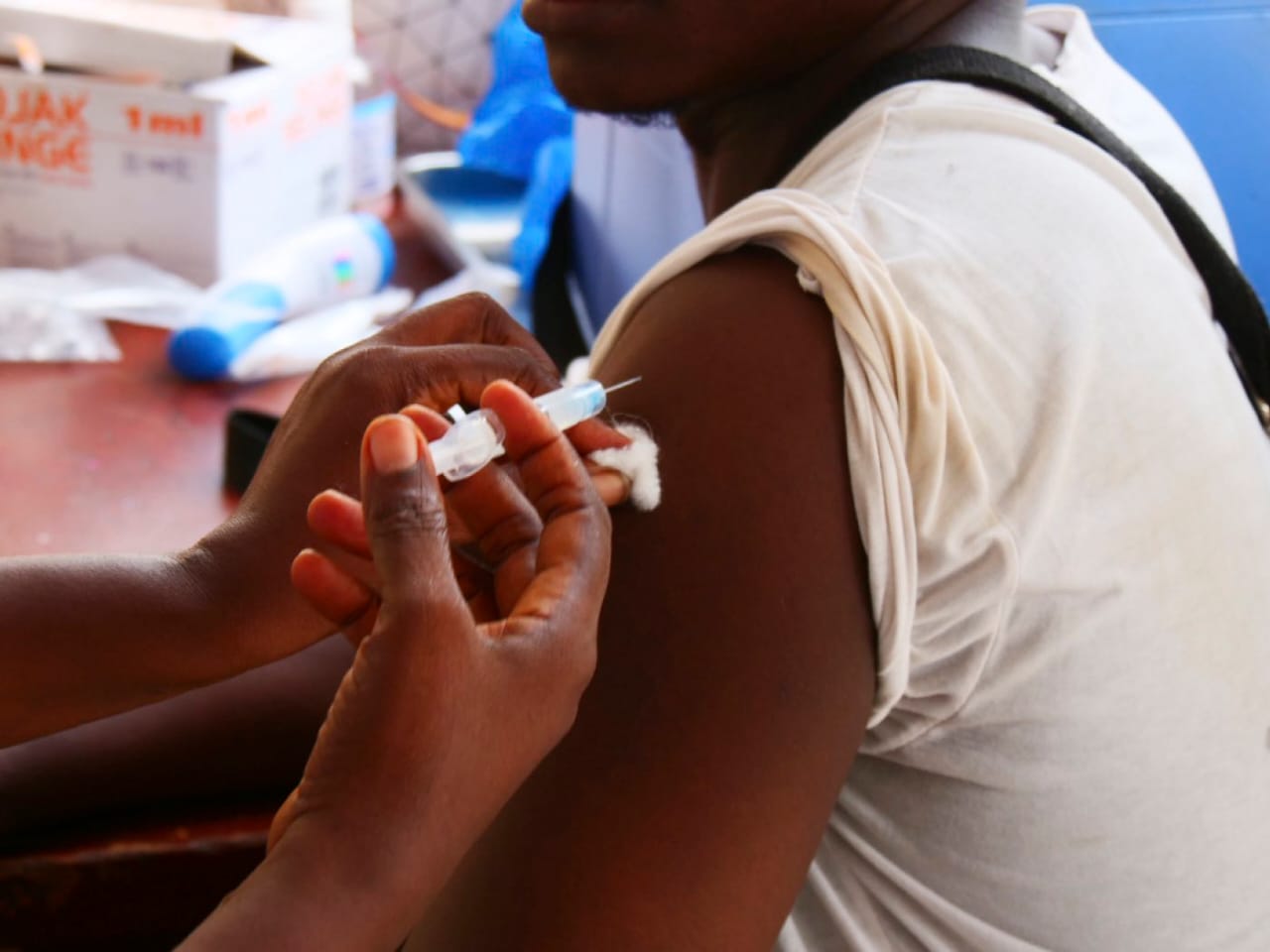 RDC : un premier volontaire reçoit un vaccin expérimental contre la souche Bundibugyo d’Ebola