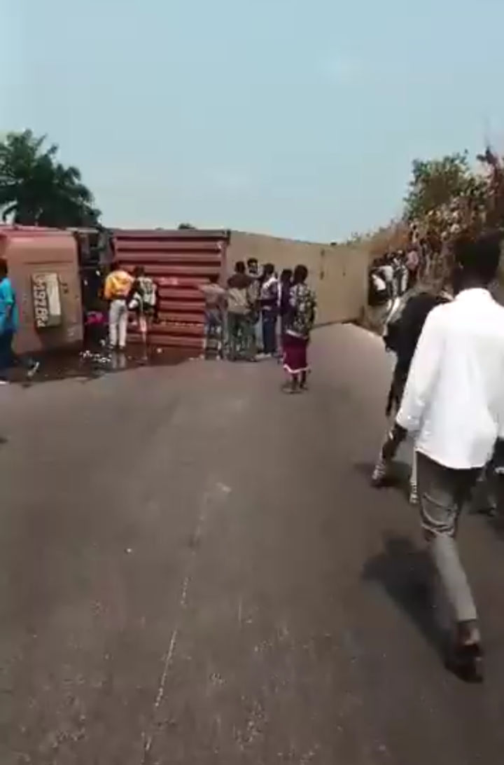 Kongo Central : la RN1 temporairement coupée à Madimba après le renversement d'un camion