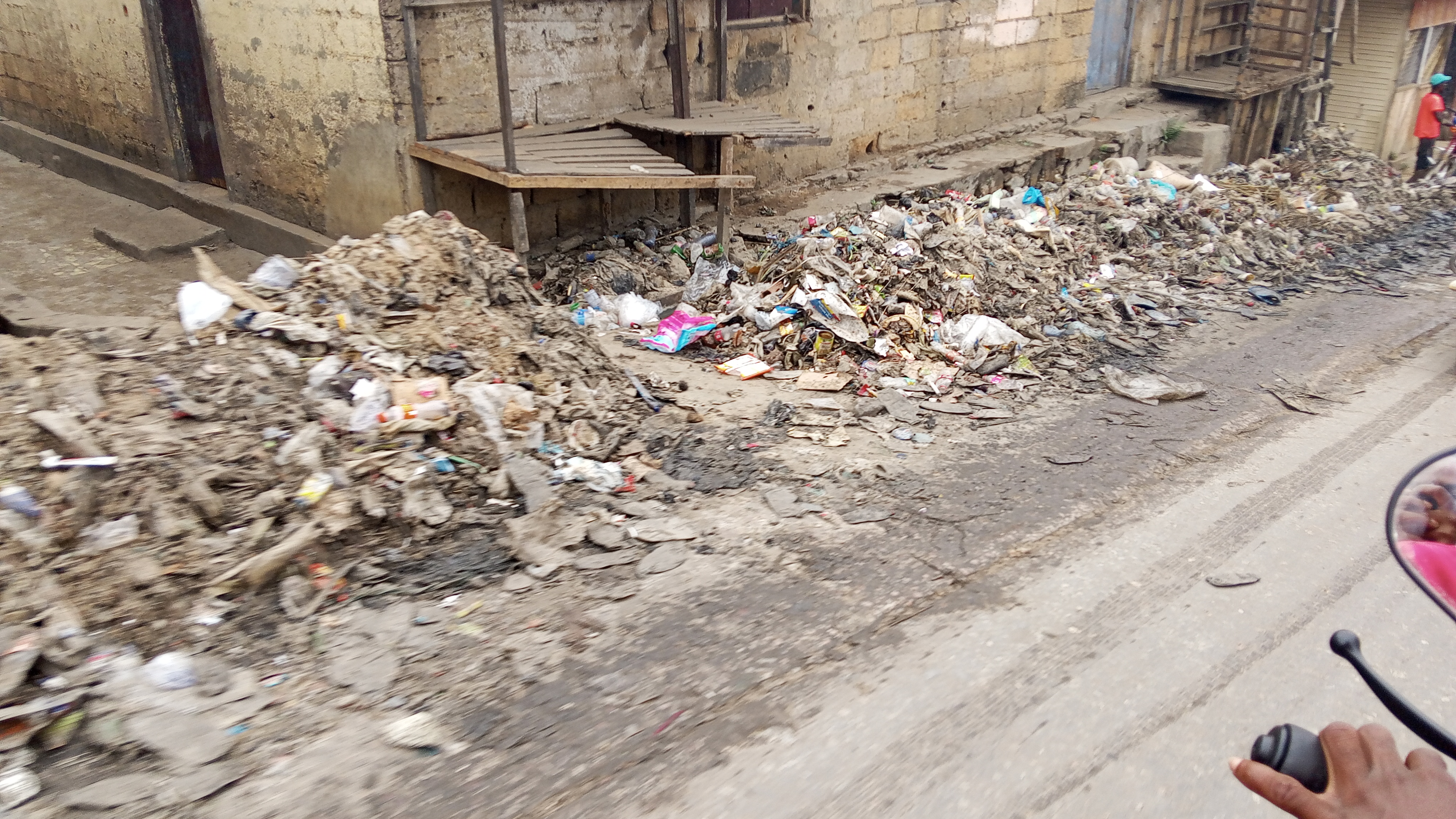 Matadi : l'avenue Maman Yemo étouffe sous les immondices